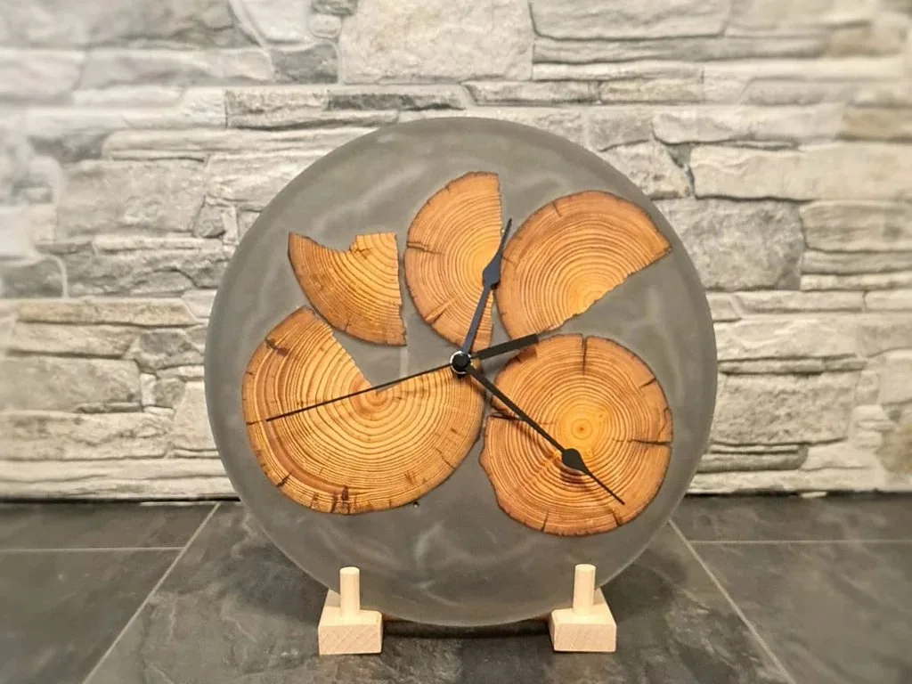 Runde Wanduhr aus Rundholz. Gegossen mit Epoxidharz in der Farbe Black Hole