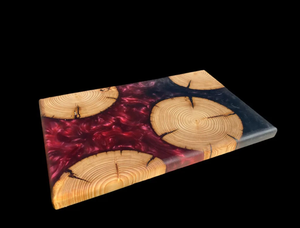 Kleines Schneidebrett aus Rundholz. Vergossen mit Epoxidharz in den Farben Burning Diamond Bordeaux & Black Hole.
