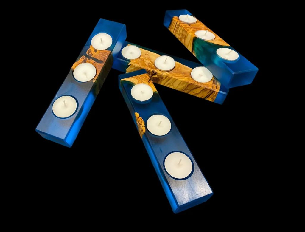 Teelicht aus Olivenholz. Gegossen mit Epoxidharz in der Farbe Deep Sea Blue Pearl. Platz für drei (3) Teelichter