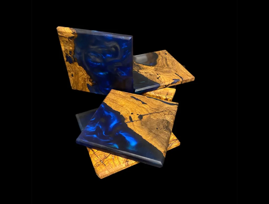 Untersetzer aus Olivenholz. Verbunden mit Epoxidharz in der Farbe Deep Sea Blue Pearl